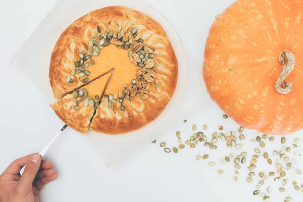 Frau nimmt ein Stück Kürbiskuchen — Stockfoto