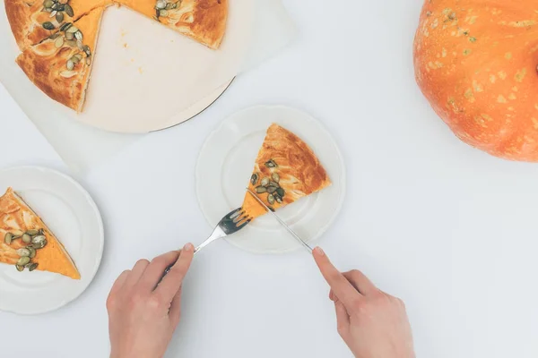 Mujer cortar rebanada de pastel de calabaza - foto de stock