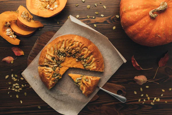 Pastel de calabaza en la mesa de madera - foto de stock