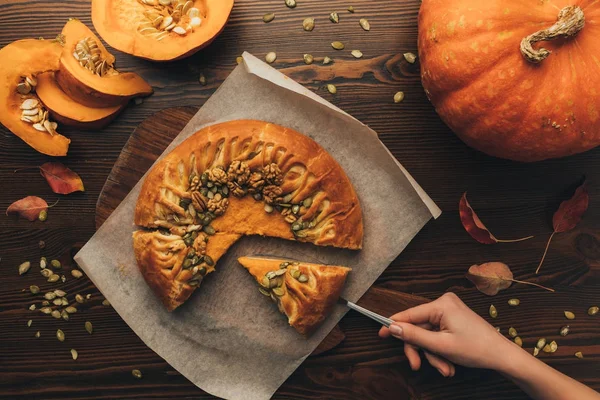 Donna che serve torta di pumkin — Foto stock