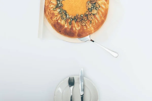 Pastel de calabaza con cubiertos - foto de stock