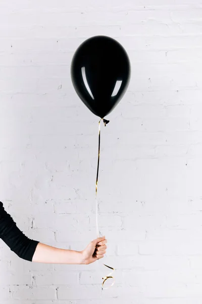 Pessoa segurando balão preto — Fotografia de Stock