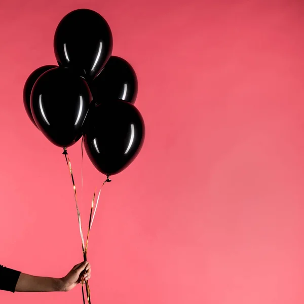 Mulher segurando balões pretos — Fotografia de Stock