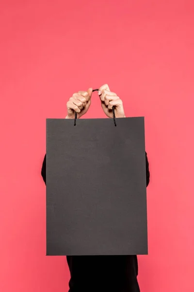 Mujer sosteniendo bolsa de compras - foto de stock