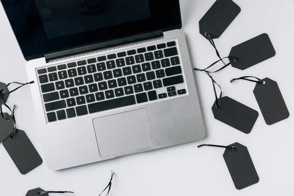 Laptop e etiquetas em branco — Fotografia de Stock