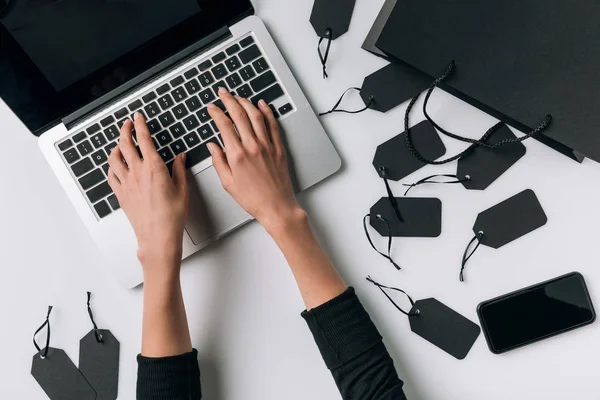 Donna digitando sul computer portatile — Foto stock