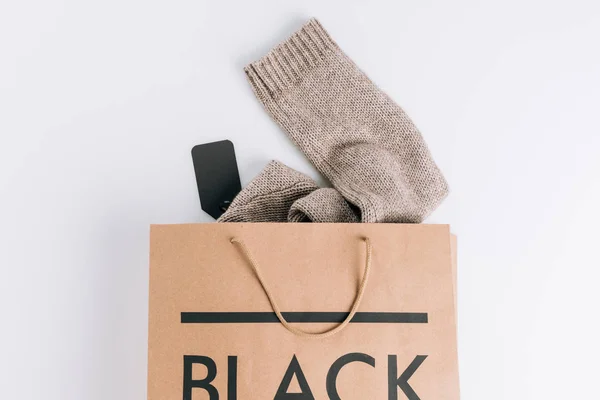 Bolsa de papel con suéter en el interior - foto de stock