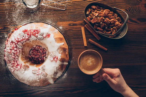 Christmas cake and coffee — Stock Photo