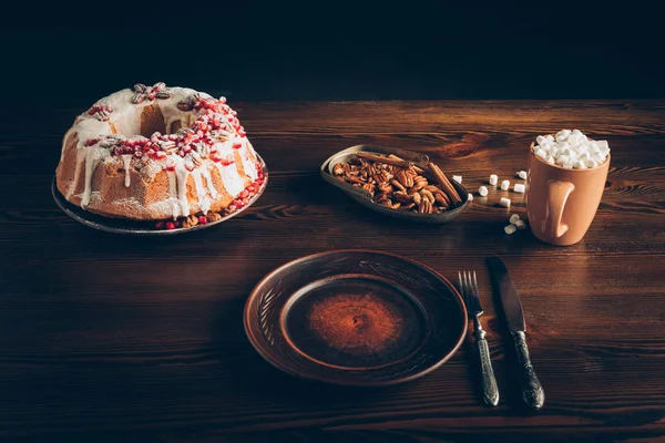 Geschirr und selbst gebackener Weihnachtskuchen — Stockfoto