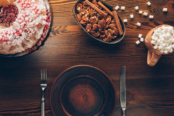 Utensílios de mesa, bolo de Natal e cacau com marshmallow — Fotografia de Stock