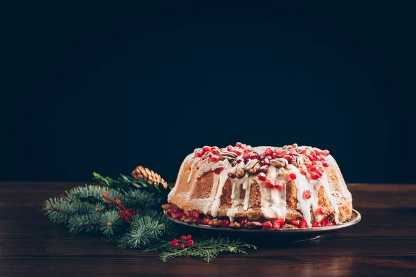 Torta tradicional y rama de árbol de Navidad — Stock Photo