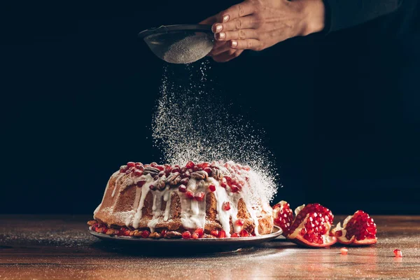 Frau pudert Weihnachtskuchen — Stockfoto