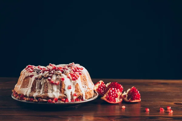 Gâteau de Noël avec grenade — Photo de stock