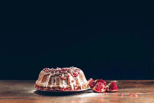 Traditioneller Weihnachtskuchen mit Granatapfel — Stockfoto