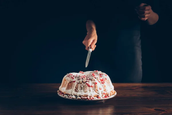 Frau schneidet traditionellen Weihnachtskuchen — Stockfoto