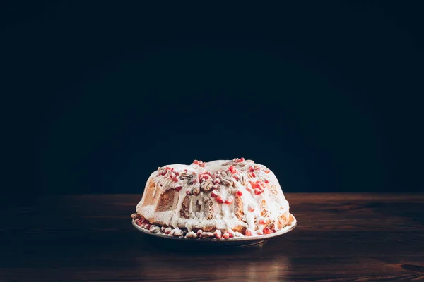 Pastel de Navidad con granada y nueces — Stock Photo