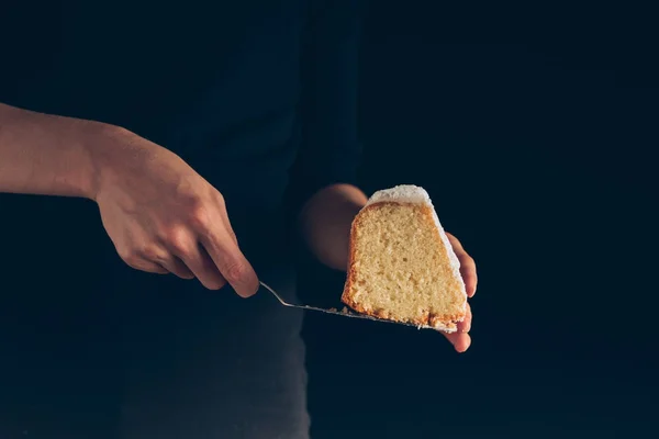 Hände mit einem Stück Kuchen — Stockfoto