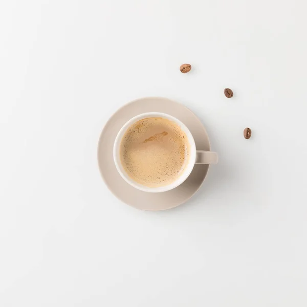 Tasse à café avec haricots — Photo de stock