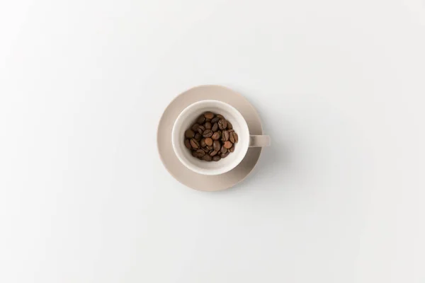 Tasse mit Kaffeebohnen — Stockfoto