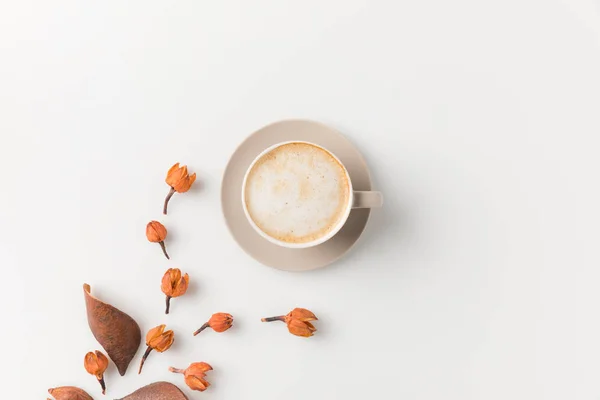 Tazza di caffè con fiori — Foto stock