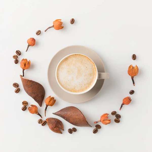 Tazza di caffè con fiori — Foto stock