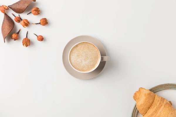 Coffee with flowers and croisssant — Stock Photo
