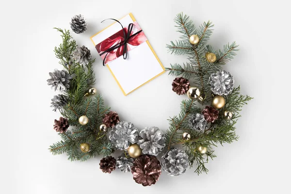 Couronne de Noël avec carte de vœux — Photo de stock