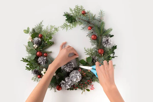 Fazendo grinalda de Natal de ramos de abeto — Fotografia de Stock