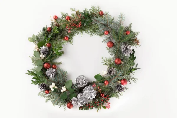 Corona de Navidad con bolas y conos de pino — Stock Photo