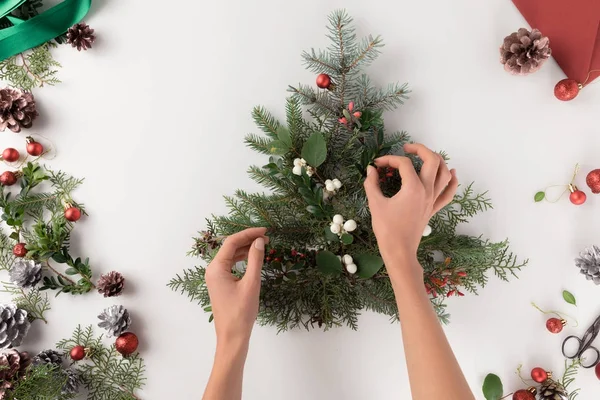 Різдвяна ялинка з ялинкових гілок — стокове фото