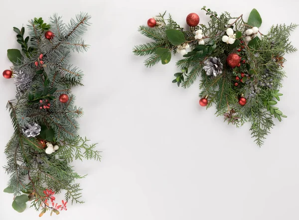 Еловые ветви с рождественскими шарами и шишками — стоковое фото