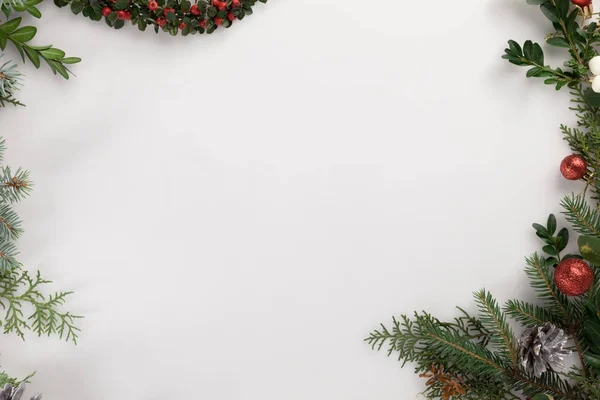 Marco de Navidad hecho de ramas de abeto - foto de stock