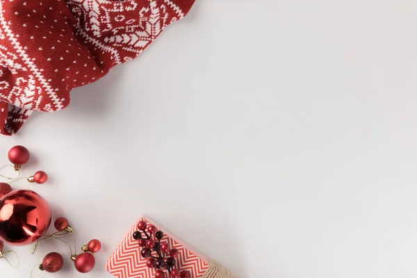 Рождественские украшения с зимним шарфом — стоковое фото