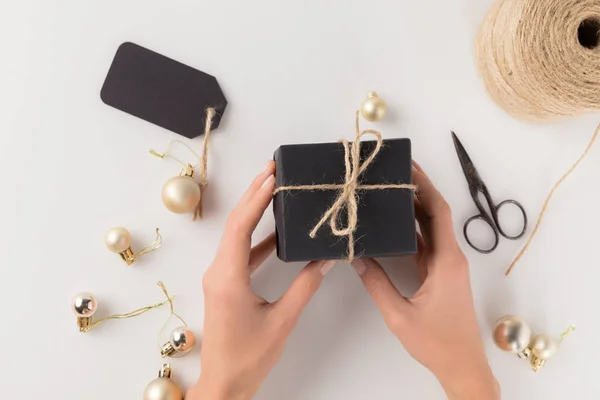 Mãos segurando presente de Natal — Fotografia de Stock