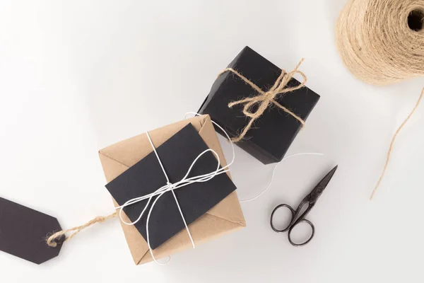 Presentes de Natal, tesouras e cordéis — Fotografia de Stock