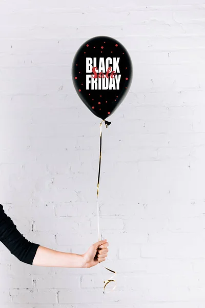 Person holding black balloon — Stock Photo