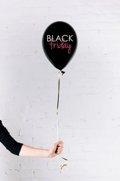Persona sosteniendo globo negro - foto de stock