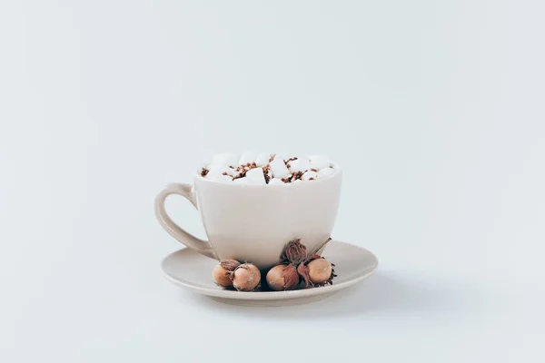 Какао с зефиром и грецкими орехами — стоковое фото