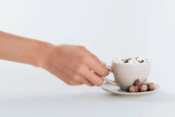 Mão com xícara de chocolate quente — Fotografia de Stock