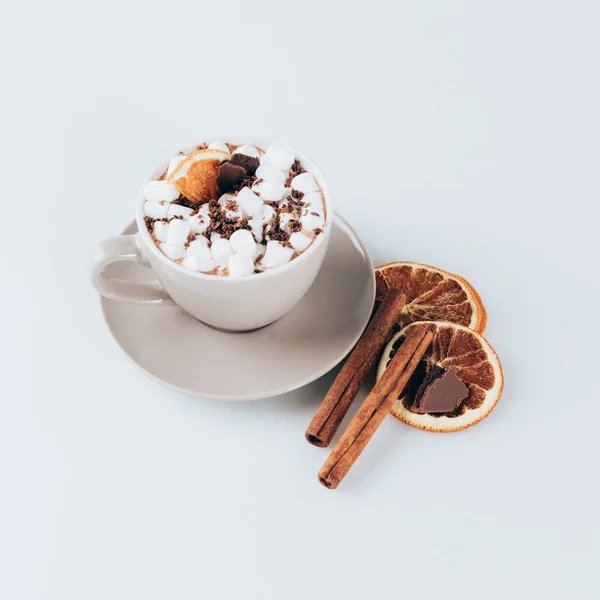 Какао з зефіром, сушеним лимоном та корицею — стокове фото