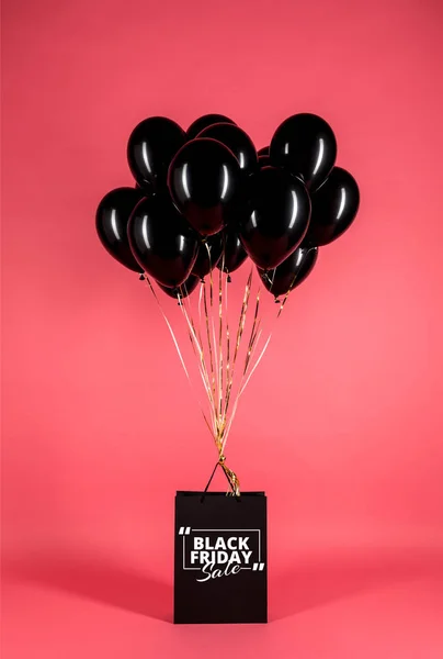 Globos negros y bolsa de compras - foto de stock