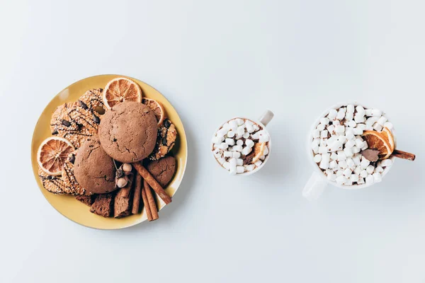 Biscoitos e copos de cacau quente — Fotografia de Stock