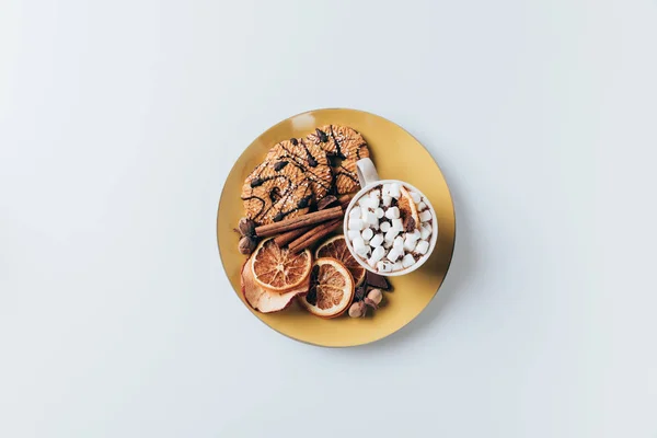 Piatto con biscotti e tazza di cacao — Foto stock