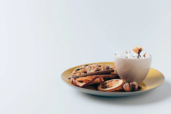 Assiette avec biscuits et cacao — Photo de stock