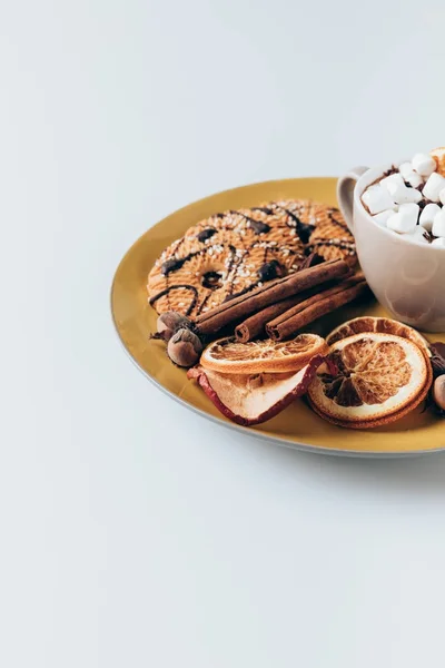 Galletas y chocolate caliente con malvaviscos - foto de stock