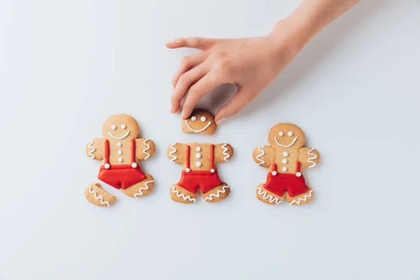 Hand mit abgestürzten Lebkuchenmännern — Stockfoto