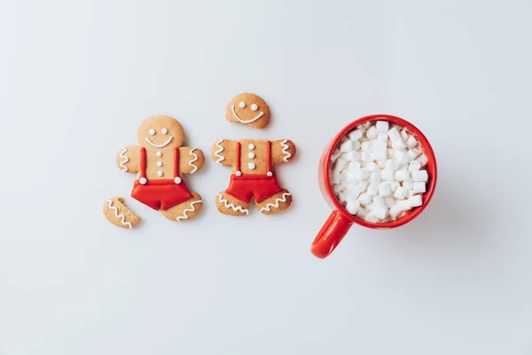 Gingerbread men and cacao with marshmallows — Stock Photo