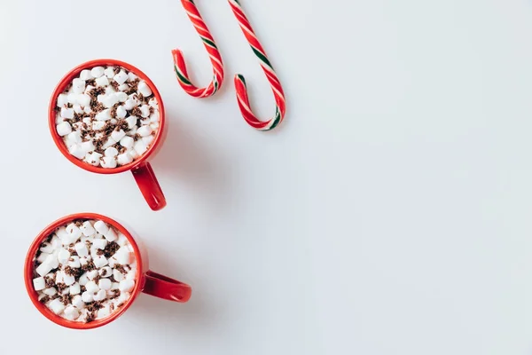 Kakao mit Marshmallows und Zuckerstangen — Stockfoto