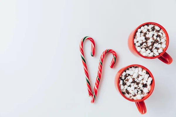 Cacao con malvaviscos y bastones de caramelo - foto de stock