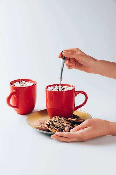 Руки с печеньем и какао — стоковое фото